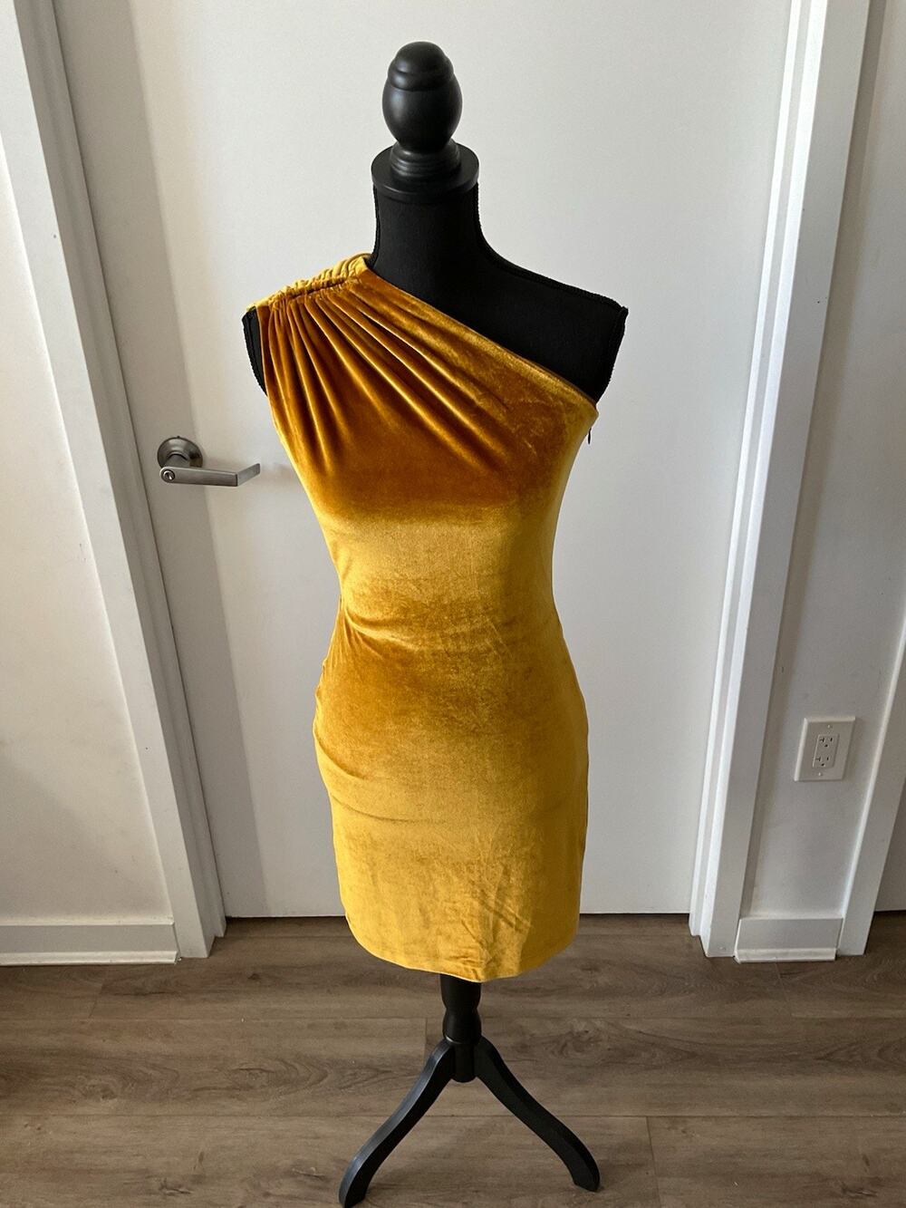 Cosmopolitan Dress The Population Gold Velvet Ruched One Shoulder Bodycon M